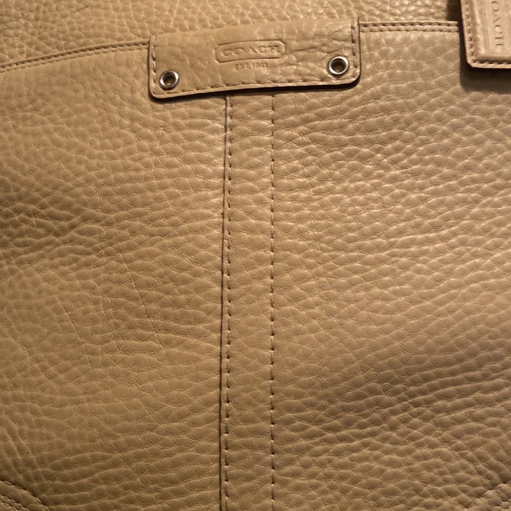 Coach pebbled leather shoulder bag EUC - Picture 6 of 11